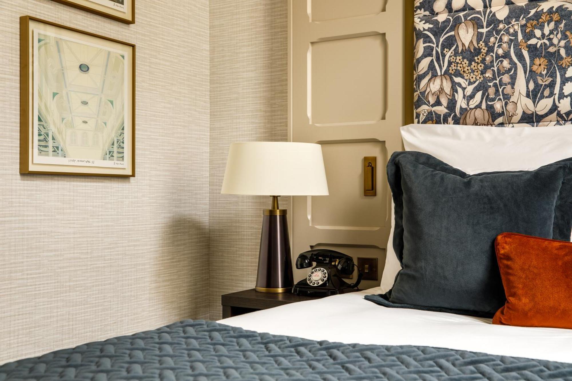 The Municipal Hotel Liverpool - Mgallery Exteriér fotografie A bedroom at The Mitre